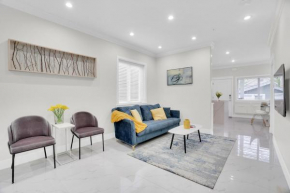 Family-Friendly, 3 Bed House - Private Backyard-Central Location